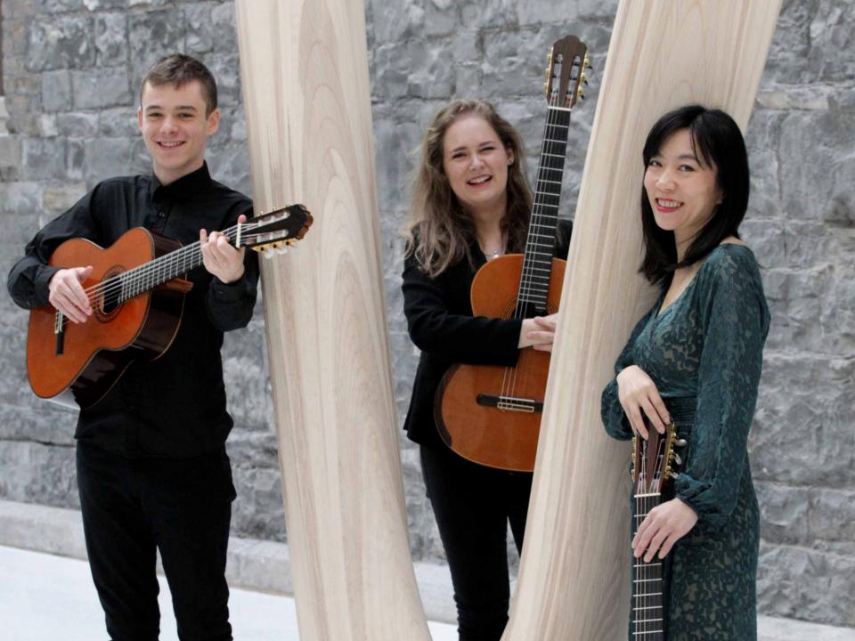 Xufei Yang and guitar students