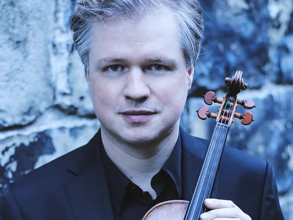 Henning Kraggerud holding a violin